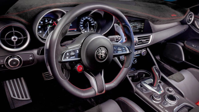 Alfa Romeos administerende direktør siger, at han ikke sælger iPads med biler rundt om dem - derfor skærer mærket ned på antallet af skærme i kabinen.