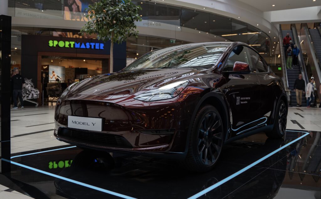 Ny Tesla Model Y med bakhjulsdrift lover 600 km rekkevidde Ny Tesla Model Y med bakhjulsdrift lover 600 km rekkevidde